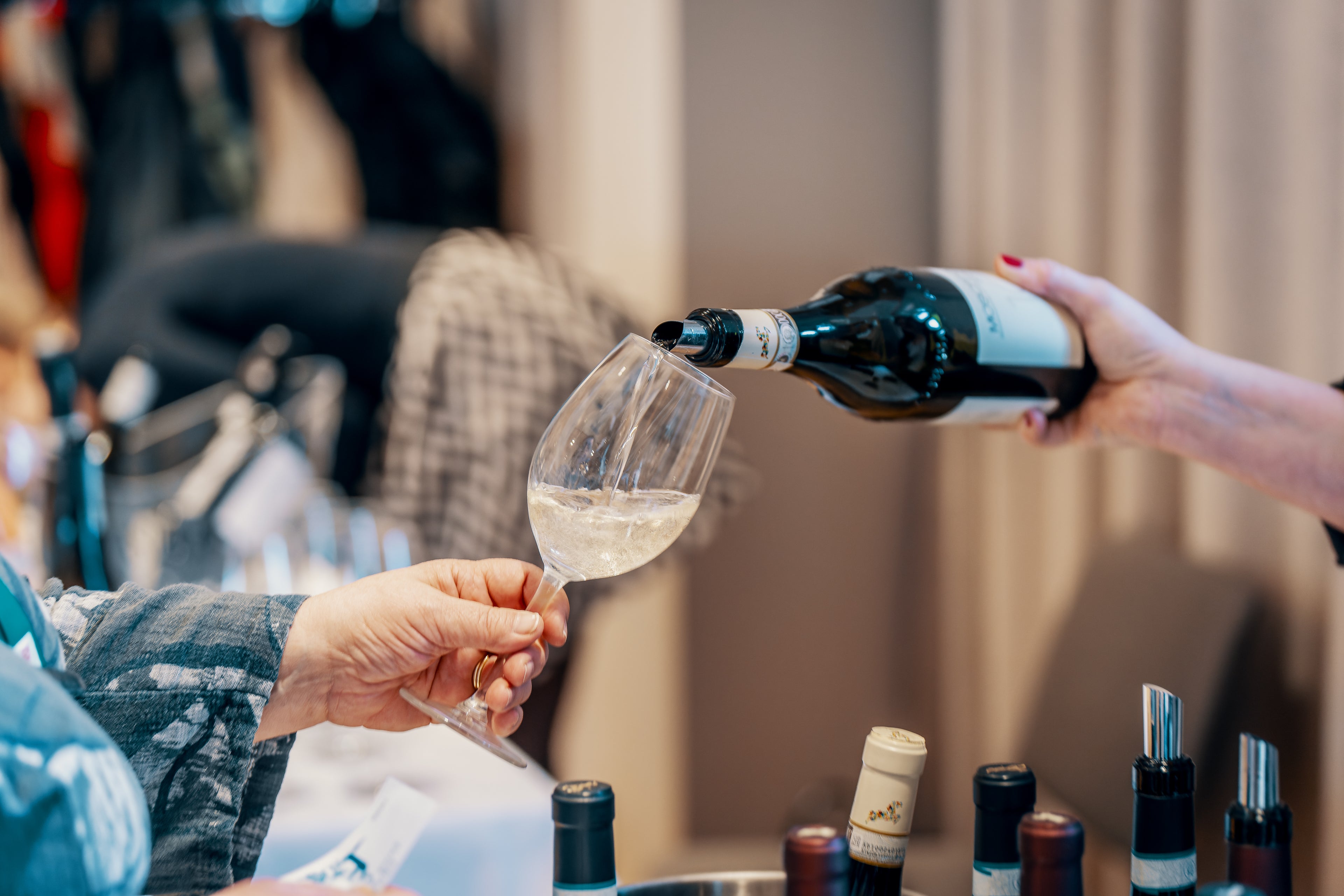 valkoviini tarjoiltuna